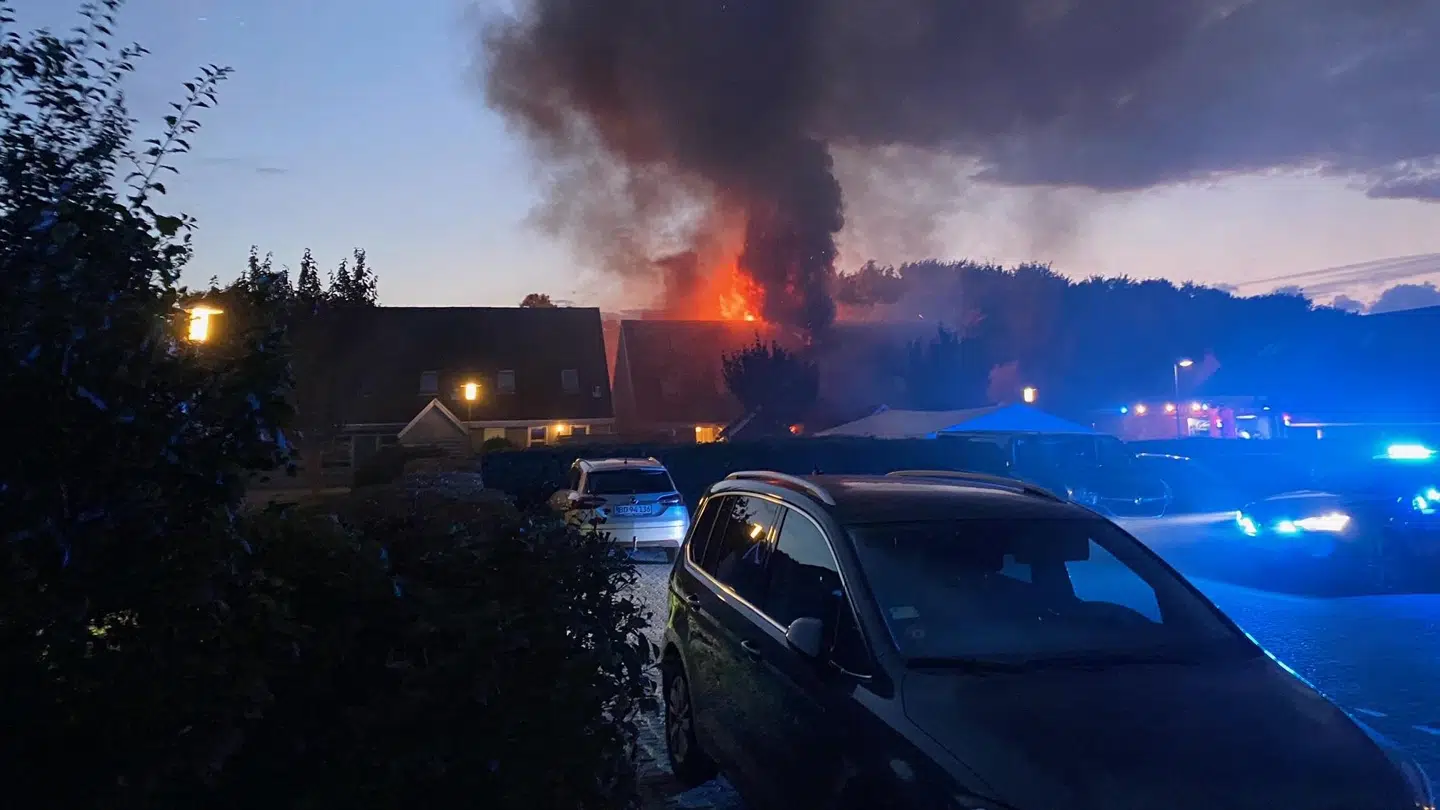 En villa er i brand i Tune. Foto: Presse-fotos.dk