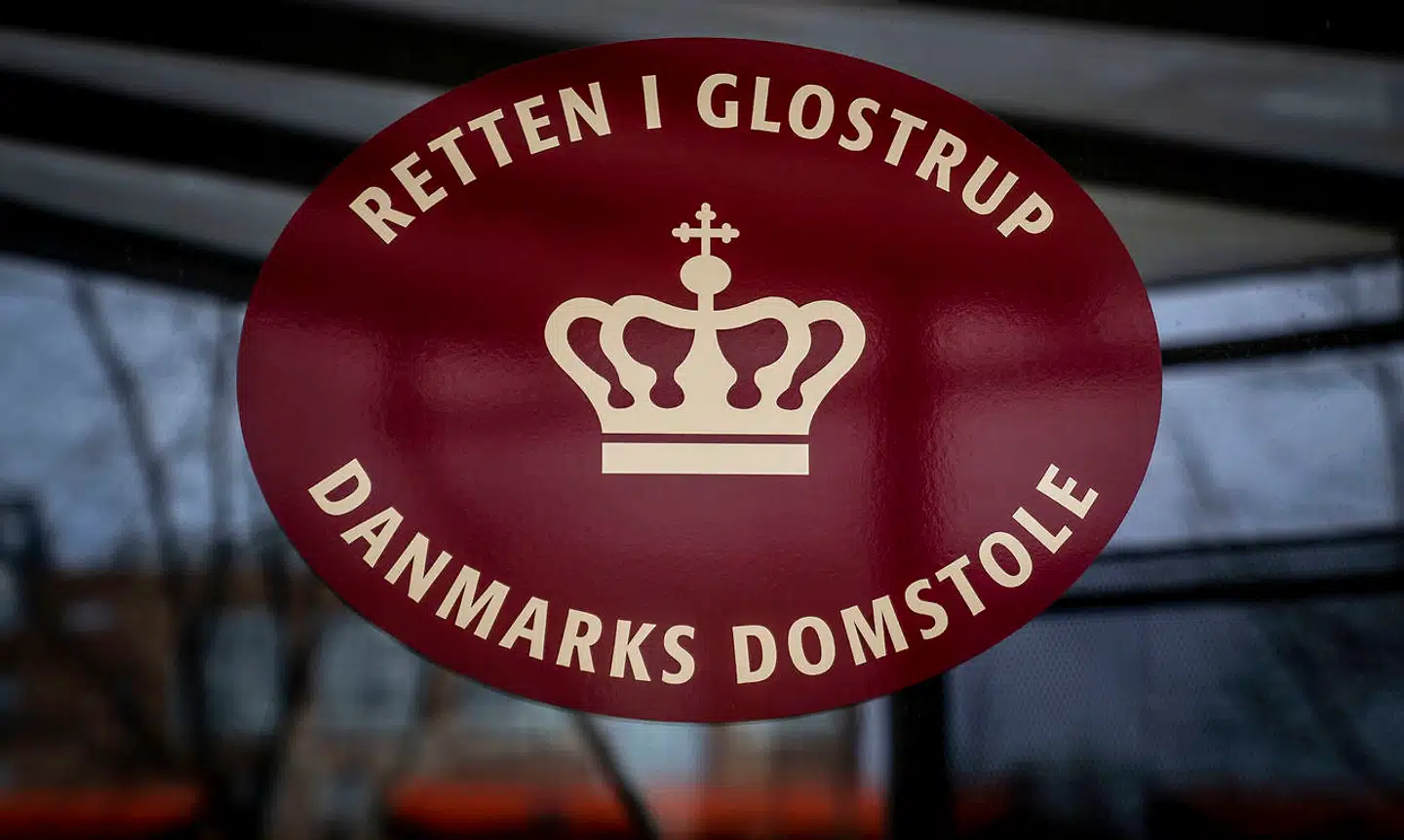 En 23-årig kvinde er tiltalt for terror. I Retten i Glostrup onsdag vidnede blandt andre kvindens mor og to, der tidligere er dømt for terror.