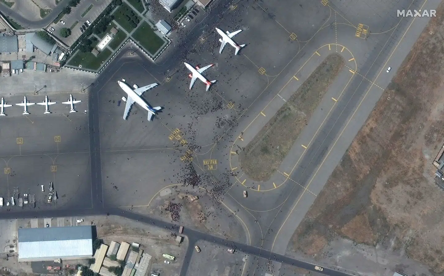 Et frigivet satellitfoto fra Maxar Technologies viser menneskemængder, der flokkes på landingsbanen i Kabuls lufthavn Hamid Karzai International Airport.