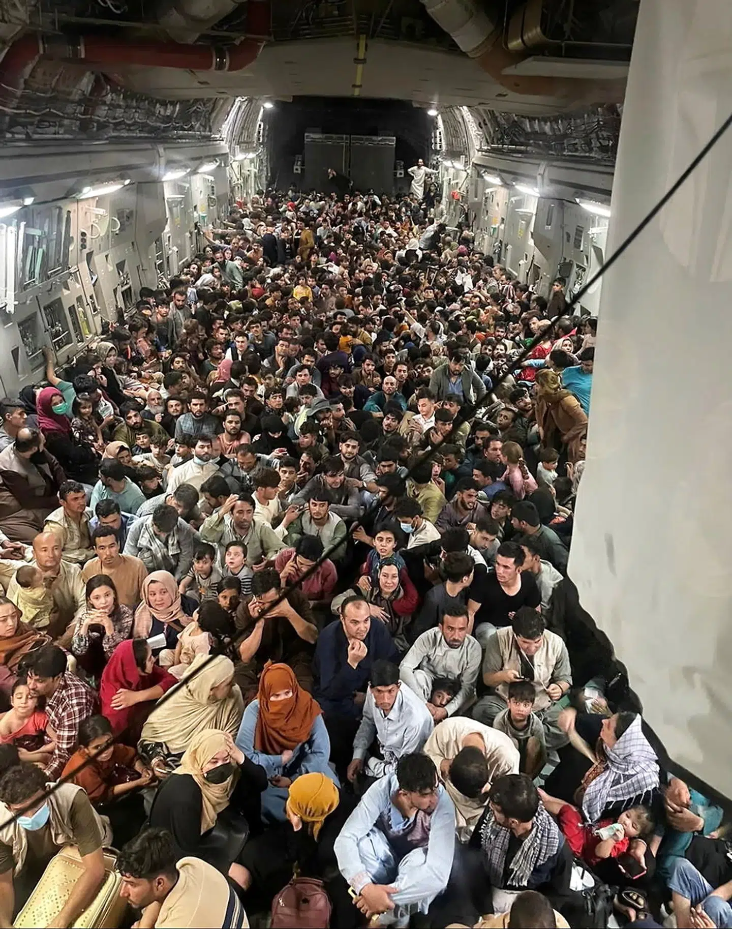 Omkring 640 afghanere kom ud af Afghanistan ombord på det amerikanske transportfly.