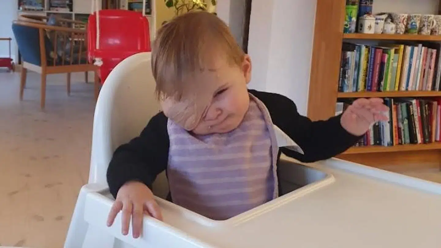 Gry lige efter operationen, hvor hun fik fjernet splinten fra ophænget.