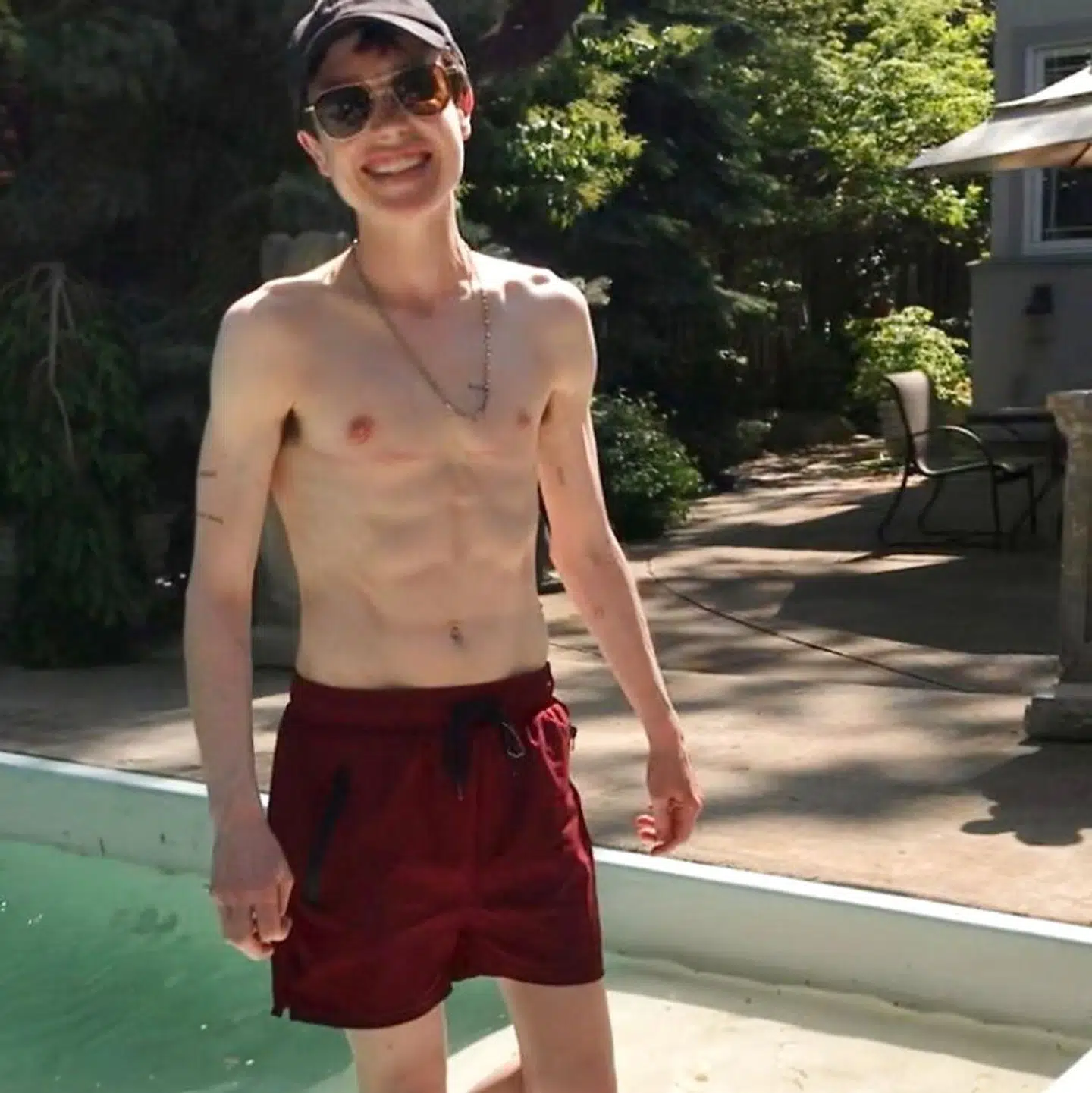 Elliot Page delte i maj 2021 dette billede af sig selv. Seks måneder forinden havde han åbent fortalt, at han er transkønnet.