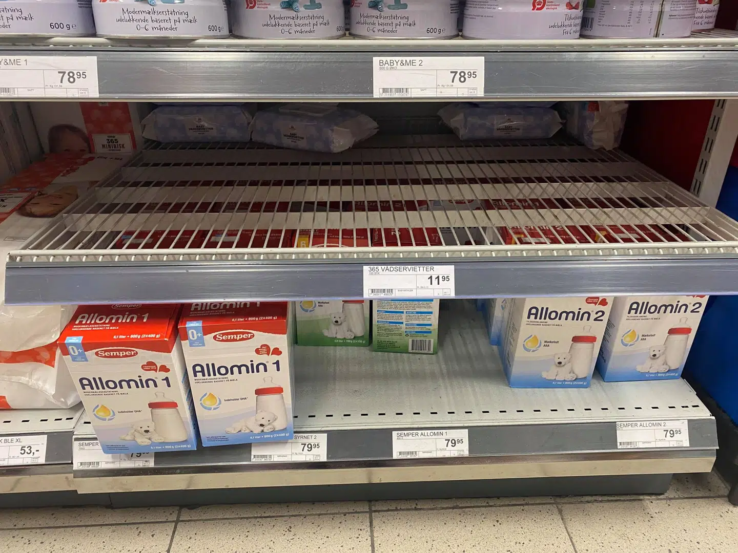 Tomme hylder møder en del, som er ude efter vådservietter i disse dage. Her er det Fakta i indre København.