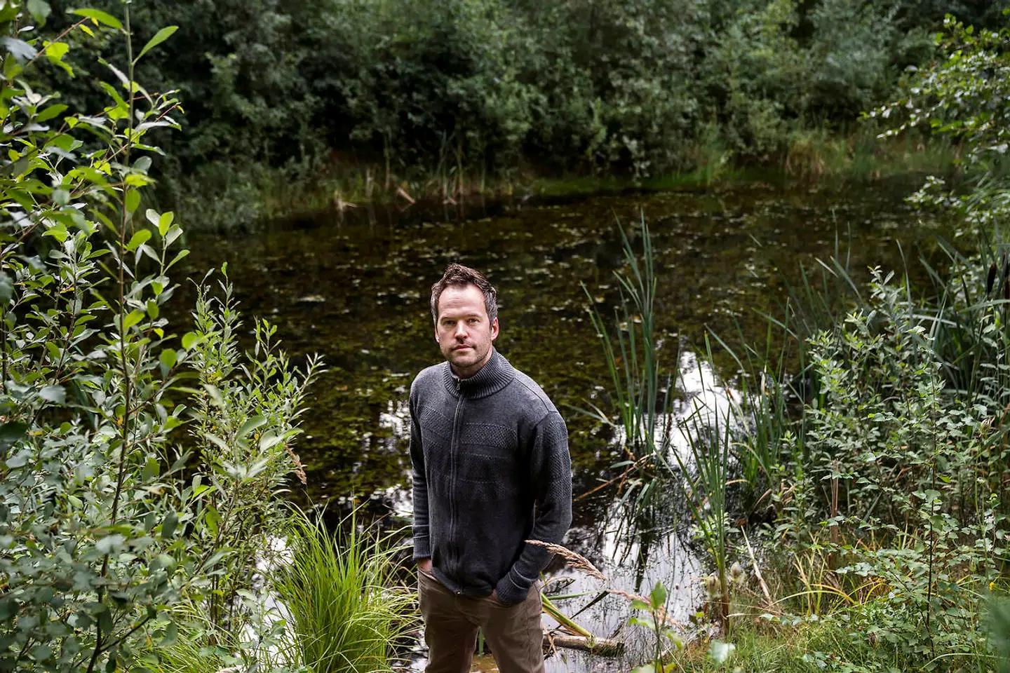 Søren Høgh og en flok naboer bor ud til en grøn oase i Furesø Kommune, som både rummer et rekreativt område samt næsten uberørt natur. Nu har kommunen dog lejet området ud til et kommende privatskolebyggeri, men det er usikkert, hvordan det ender. Søren Høgh og naboerne har forsøgt at råbe kommunen op: Den fredede stor vandsalamander lever nemlig i området, og den satte tidligere på ugen en stopper for byggeriet ved Amager Fælled.