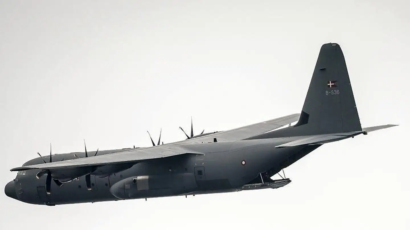 Forsvarets Hercules C-130 (tv.) blev brugt i operationen. Det transporterede i weekenden al diplomatisk personale fra Kabul til Islamabad i Pakistan. Her ses det ved en tidligere lejlighed.