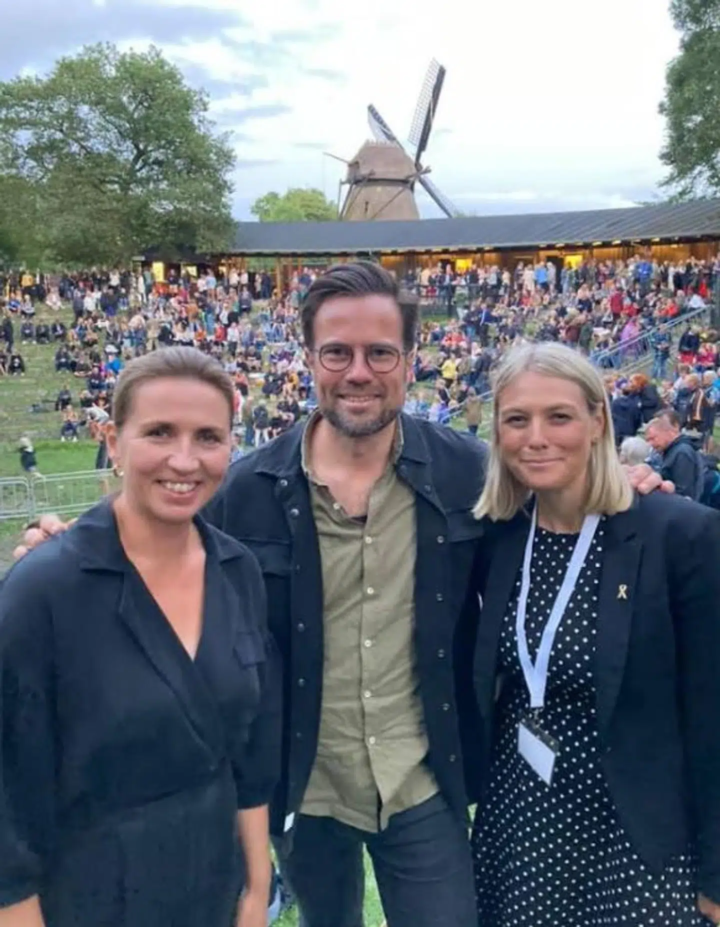 Fredag aften er forsvarsminister Trine Bramsen til koncert i Den Fynske Landsby i Odense i selskab med statsminister Mette Frederiksen og Odenses borgmester. Samme morgen har udenrigsminister Jeppe Kofod informereret Udenrigspolitisk Nævn om, at situationen i i Kabul er meget alvorlig, og at den danske ambassade i den afghanske hovedstad rømmes.