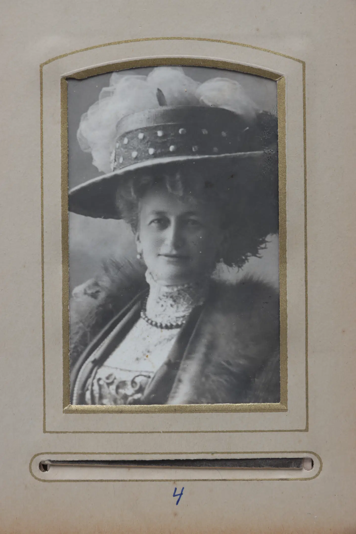 Eva Salomonsen var 88 år, da nazisterne fik fat i hende og deporterede hende til kz-lejren Theresienstadt. Mange vidner så Eva Salomonsen syg og afkræftet blive hejst ned i skibet Wartheland på en madras. Her ses hun i sine velmagtsdage.