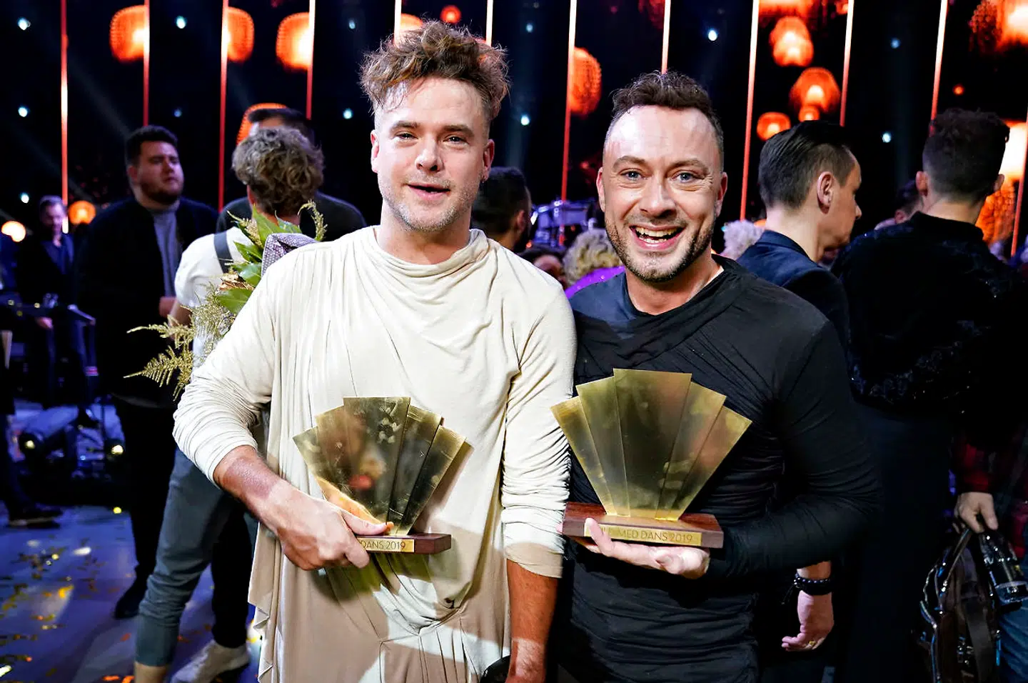 Jakob Fauerby og Silas Holst med trofæet fra 'Vild med dans'. Foto: Henning Bagger/Ritzau Scanpix.