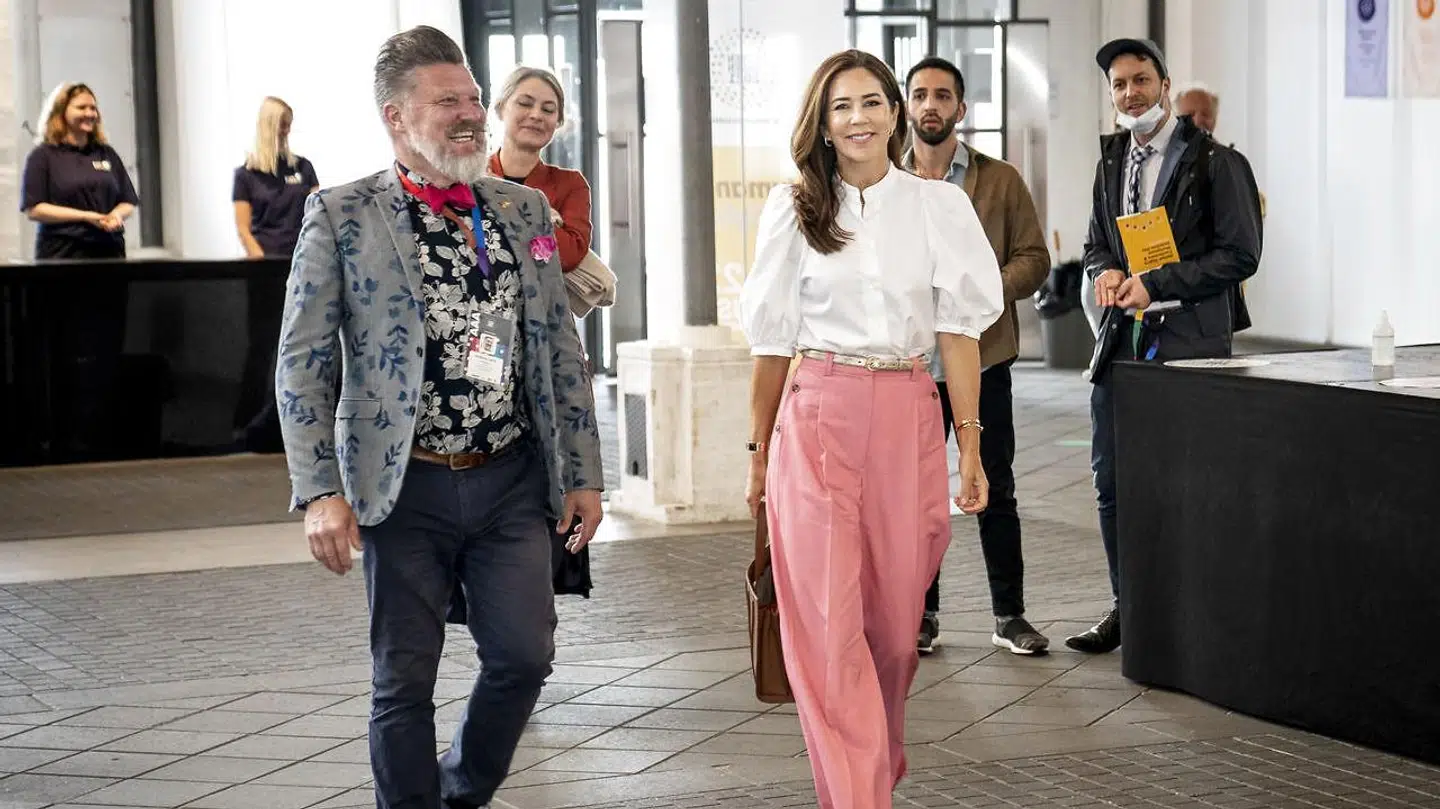 Mary får ros for sine smarte bukser i internationale medier.