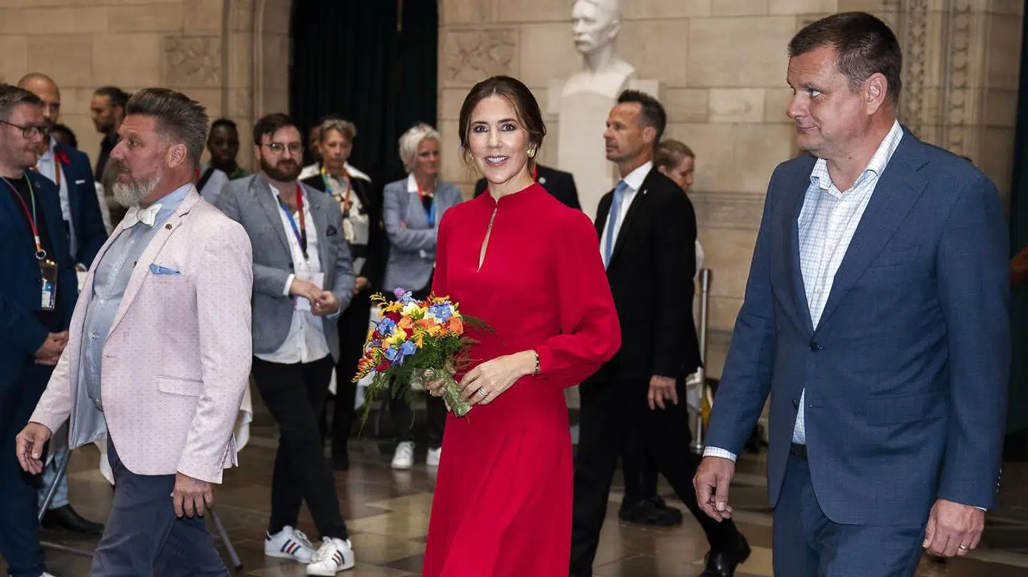 Kronprinsesse Mary havde flere forskellige kulørte sæt tøj på ved Pride. Her ses hun onsdag på Københavns Rådhus.