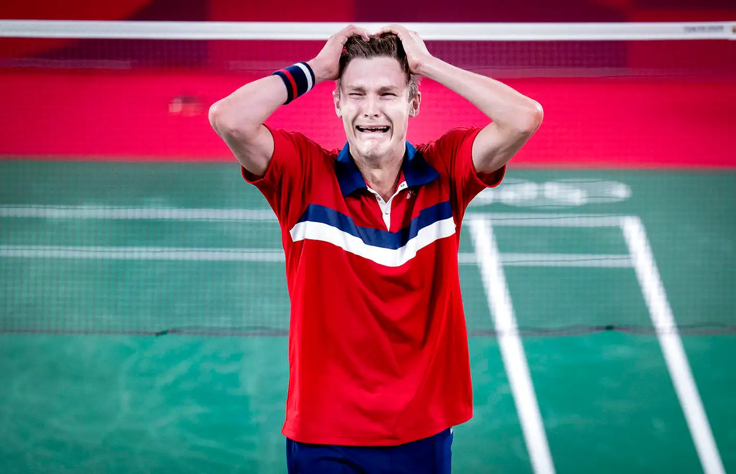 »Lad mig slå fast, at Axelsen er i sin gode ret til at flytte til Dubai. Men come on, hvor er det latterligt at høre en mand krukke med, at han ikke kender til forholdene dernede og åbenbart heller ikke mener, at det er noget, han skal sætte sig ind i. Hvor uvidende kan man være? Meget,« mener Berlingskes kulturkommentator Anne Sophia Hermansen.
