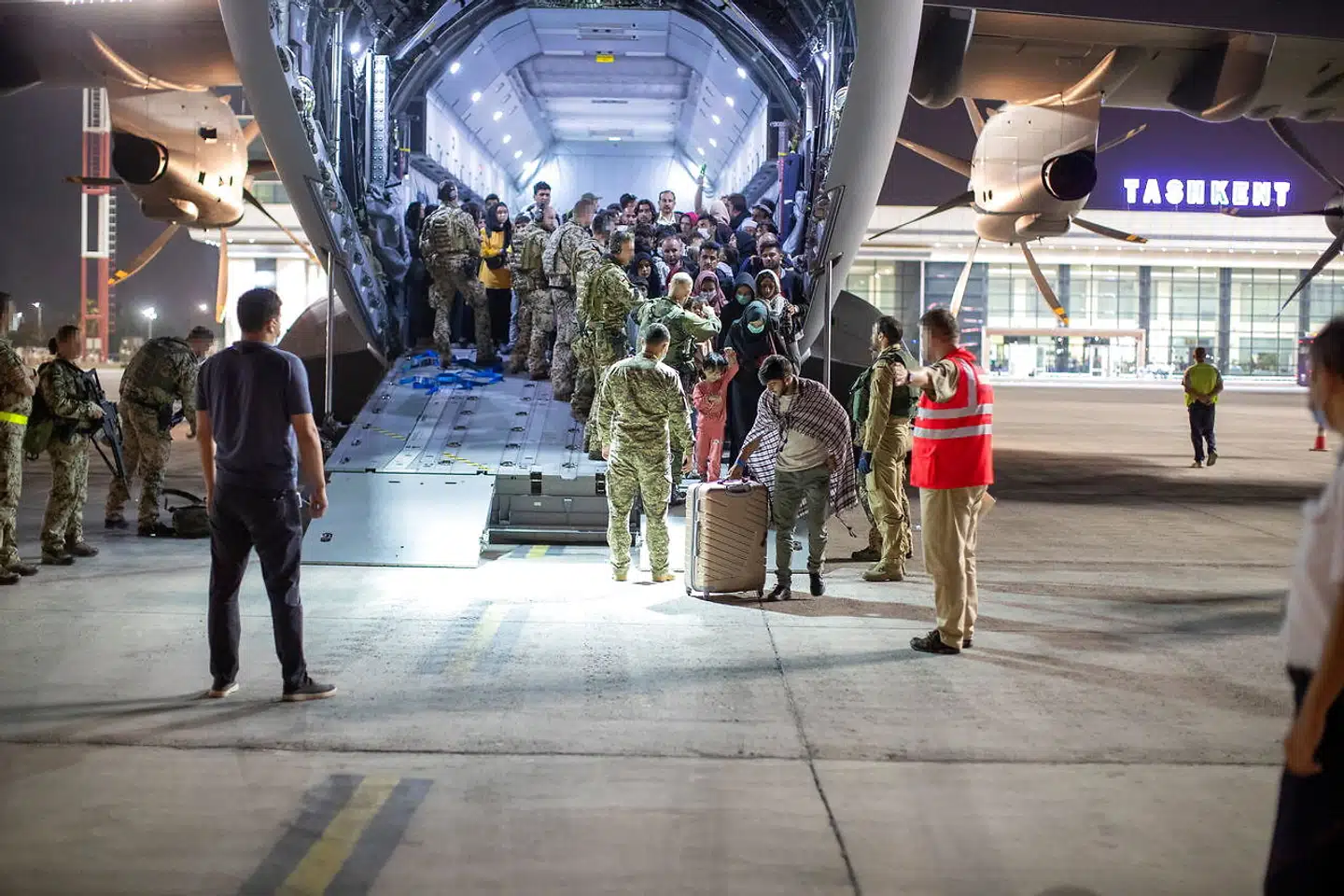 Flygtninge forlader et tysk transportfly i den usbekiske hovedstad Tashkent. Det centralasiatiske land har indgået en aftale med regeringen i Berlin og at fungere som transitcenter.