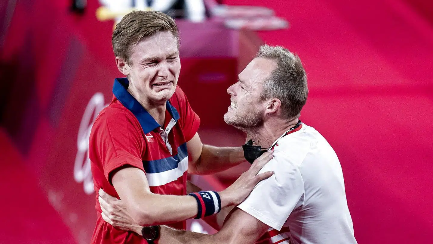 Viktor Axelsen og Kenneth Jonassen efter OL-triumfen i Tokyo.