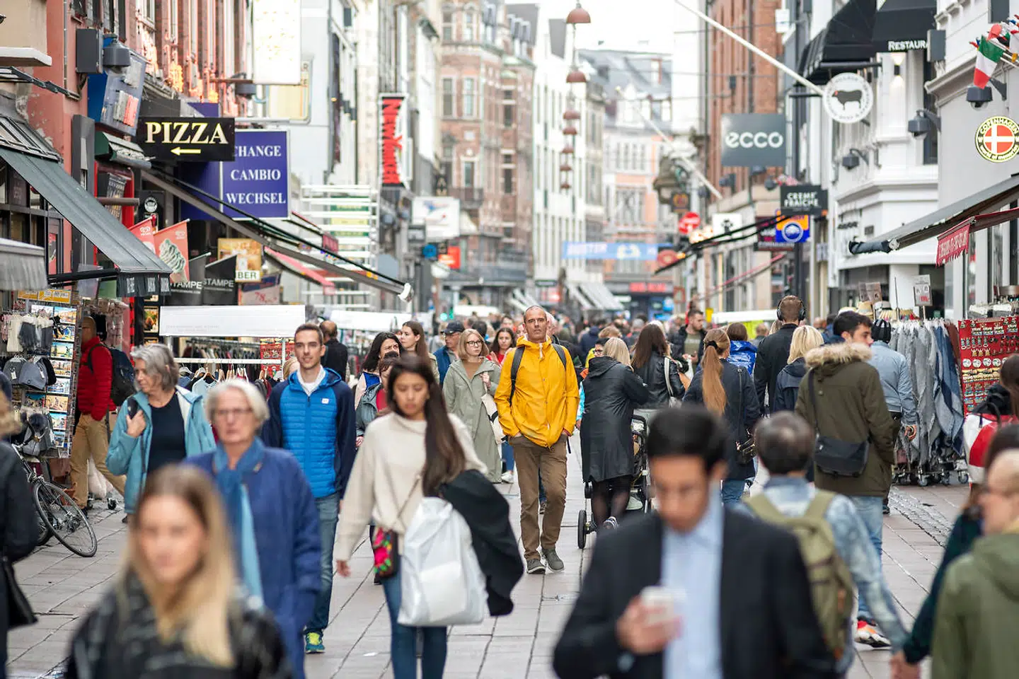 Svensk var for bare halvandet år siden noget nær officielt andetsprog i indre København, hvor butikker og cafeer var proppet med ekspedienter fra Malmø og omegn. Dengang mødte man også tit svenskere på den tørstige side af en bardisk eller rundt om bordet på Københavns mange restauranter. Men med coronaen og de lukkede grænser forsvandt de fremmede stemmer fra København.
