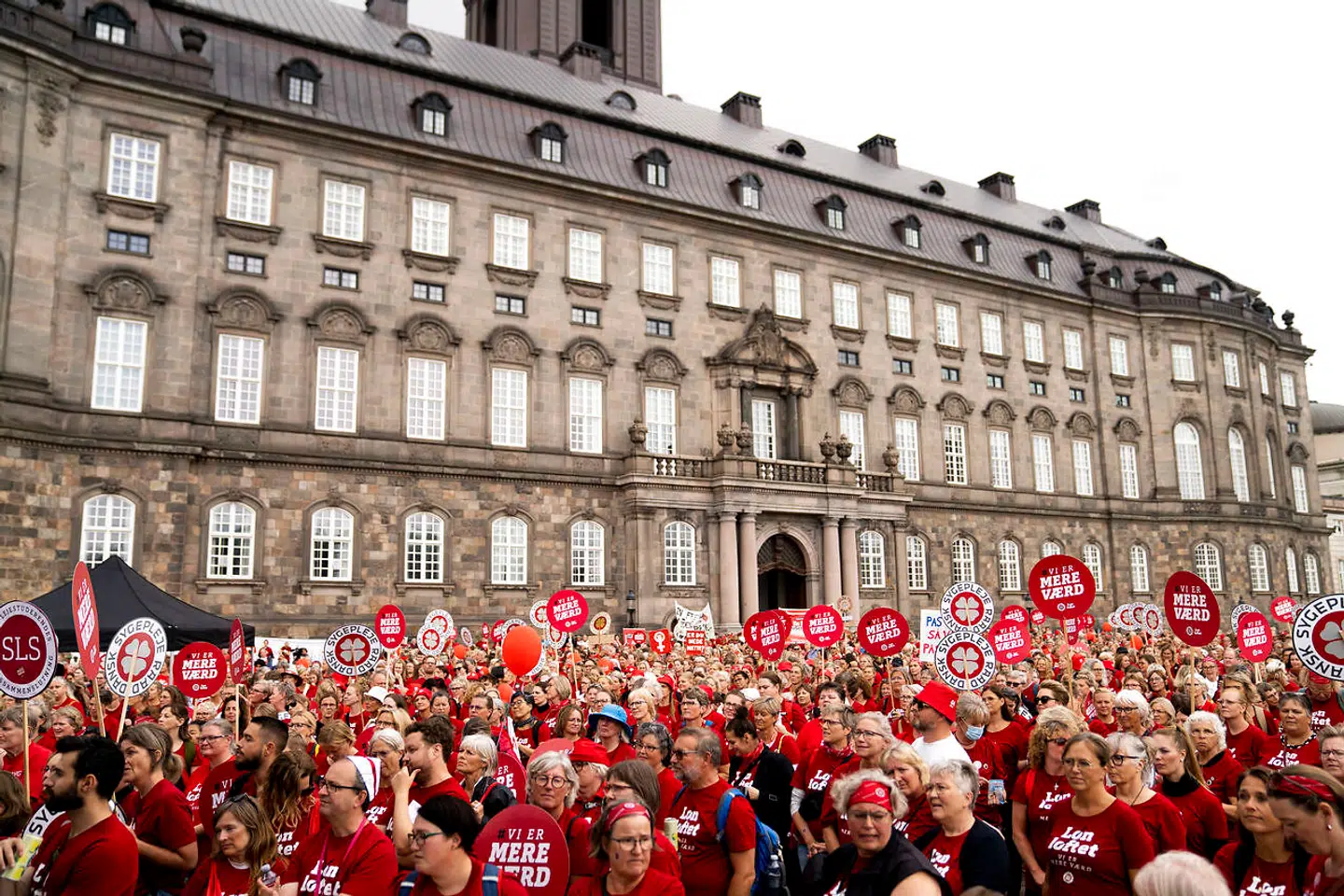 »Mai Villadsen – hvorfor holder ELs folketingsgruppe igen hånden under regeringen og Socialdemokratiet? Bare tre gode grunde fra jer?« spørger den tidligere Enhedslisten-borgmester i København Morten Kabell på Twitter.