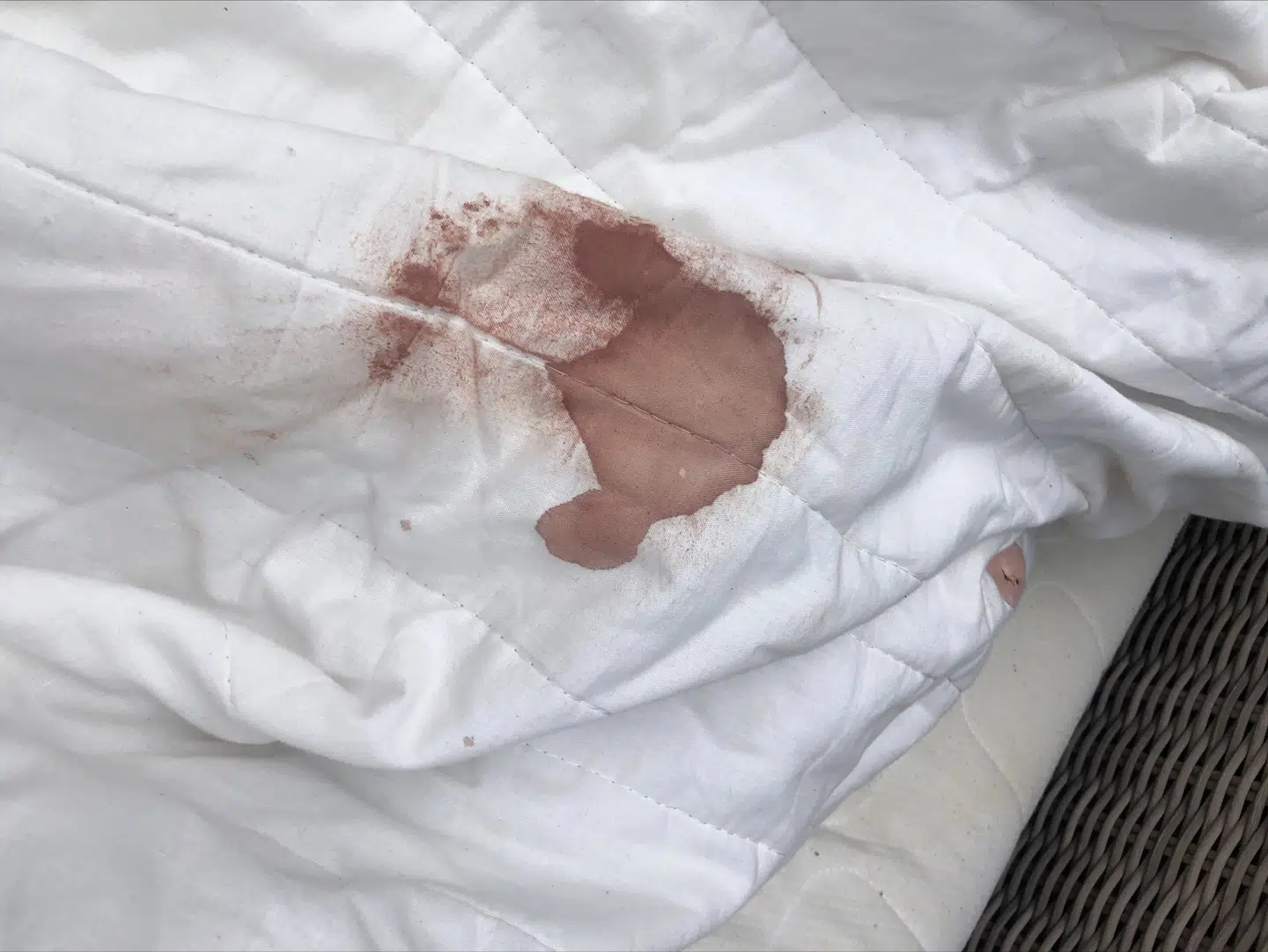 Blod på dynen.