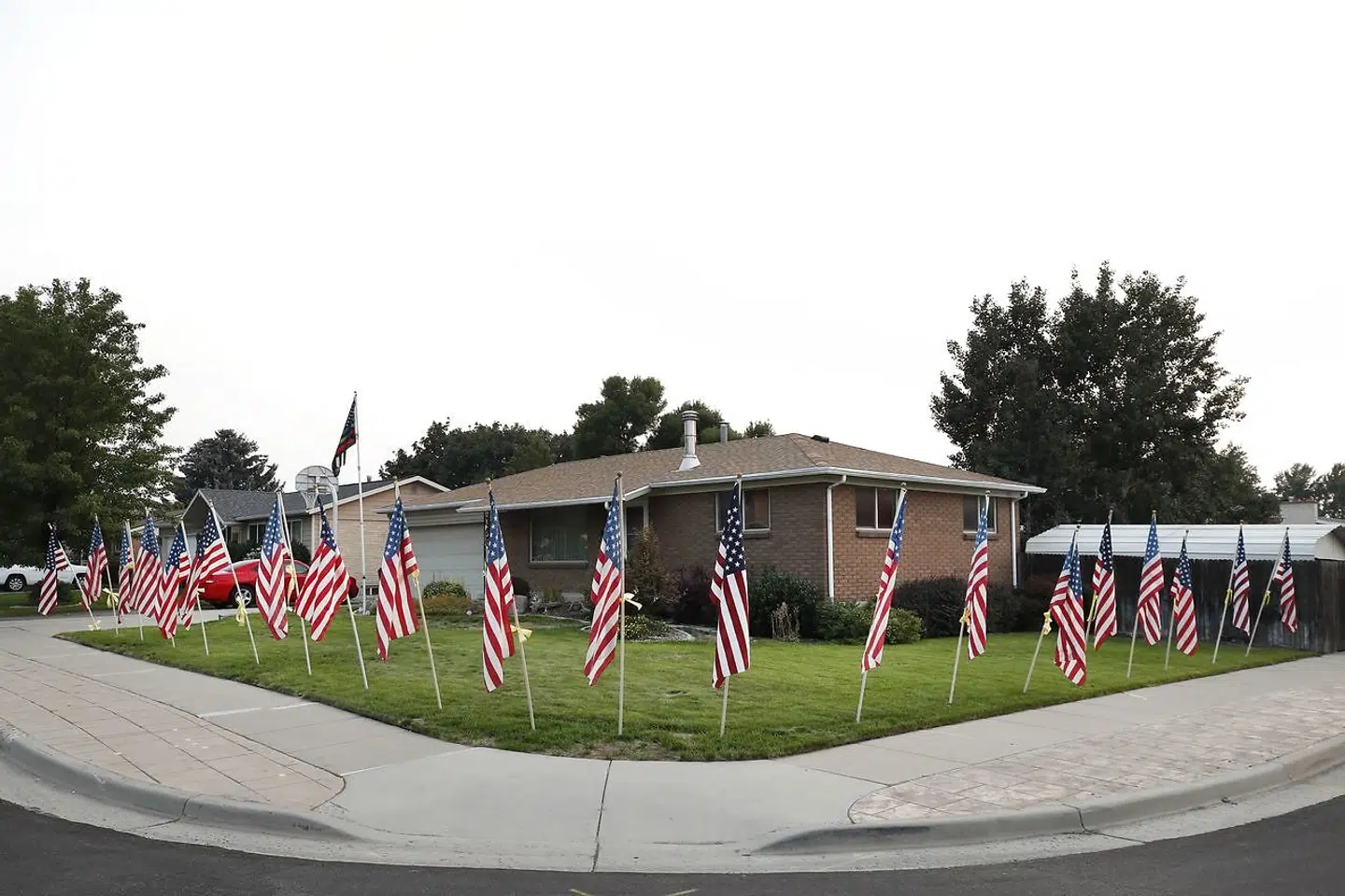 I USA sørges der over de døde soldater. Her ses hjemmet til en anden afdød soldat, hos Darren Hoover i Utah.