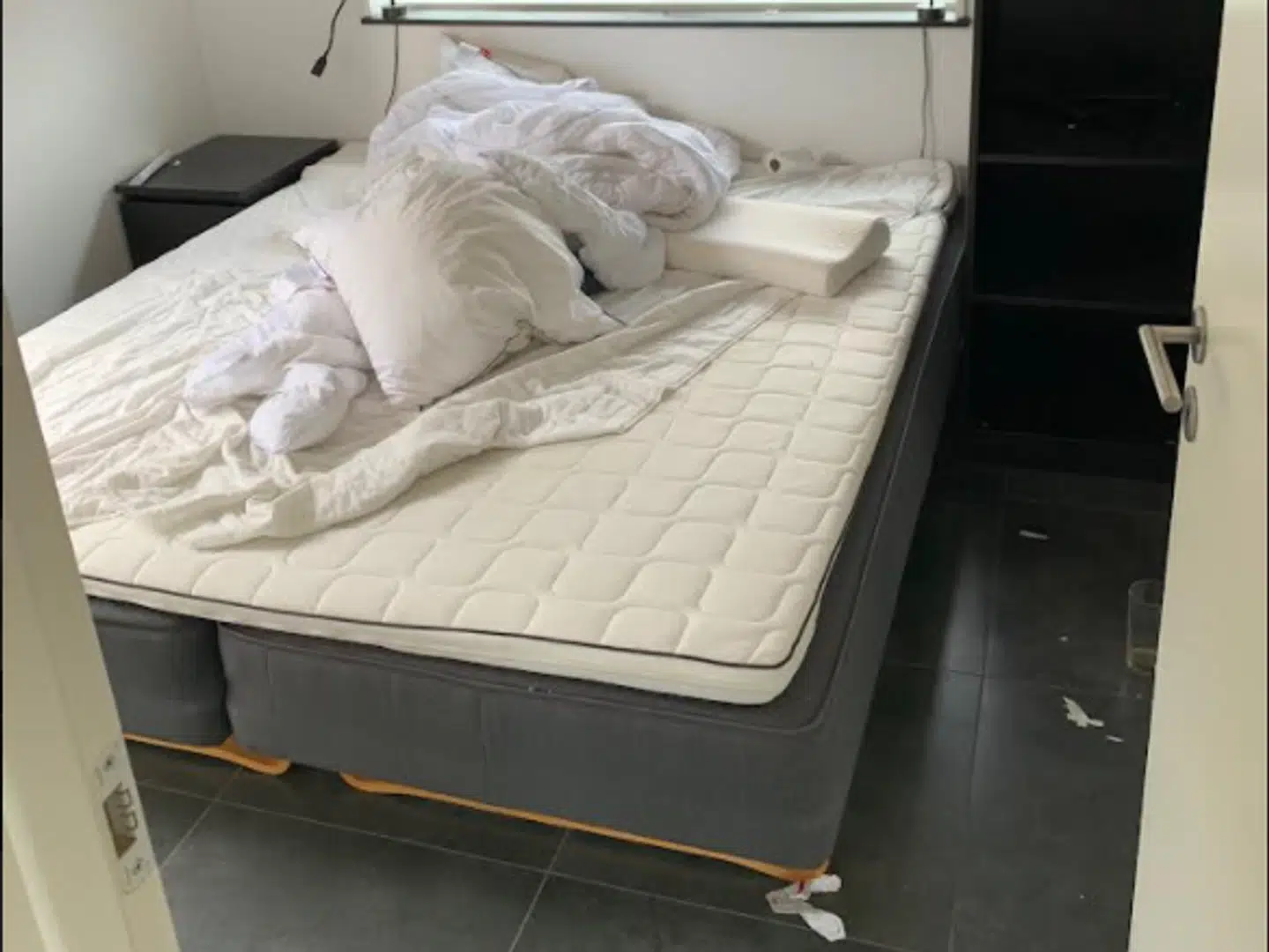 Sådan så soveværelset ud, da Morten Kracht ankom til et Novasol-sommerhus i Marielyst.