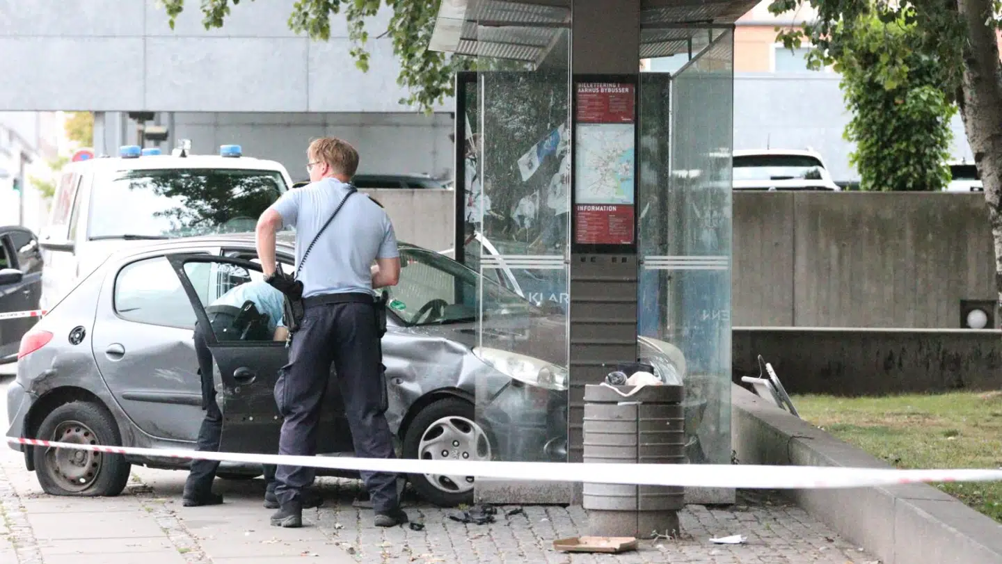 Hverken politi eller vanvidsbilisten kom til skade, da politiet påkørte den grå Peugeot for at stoppe bilisten.