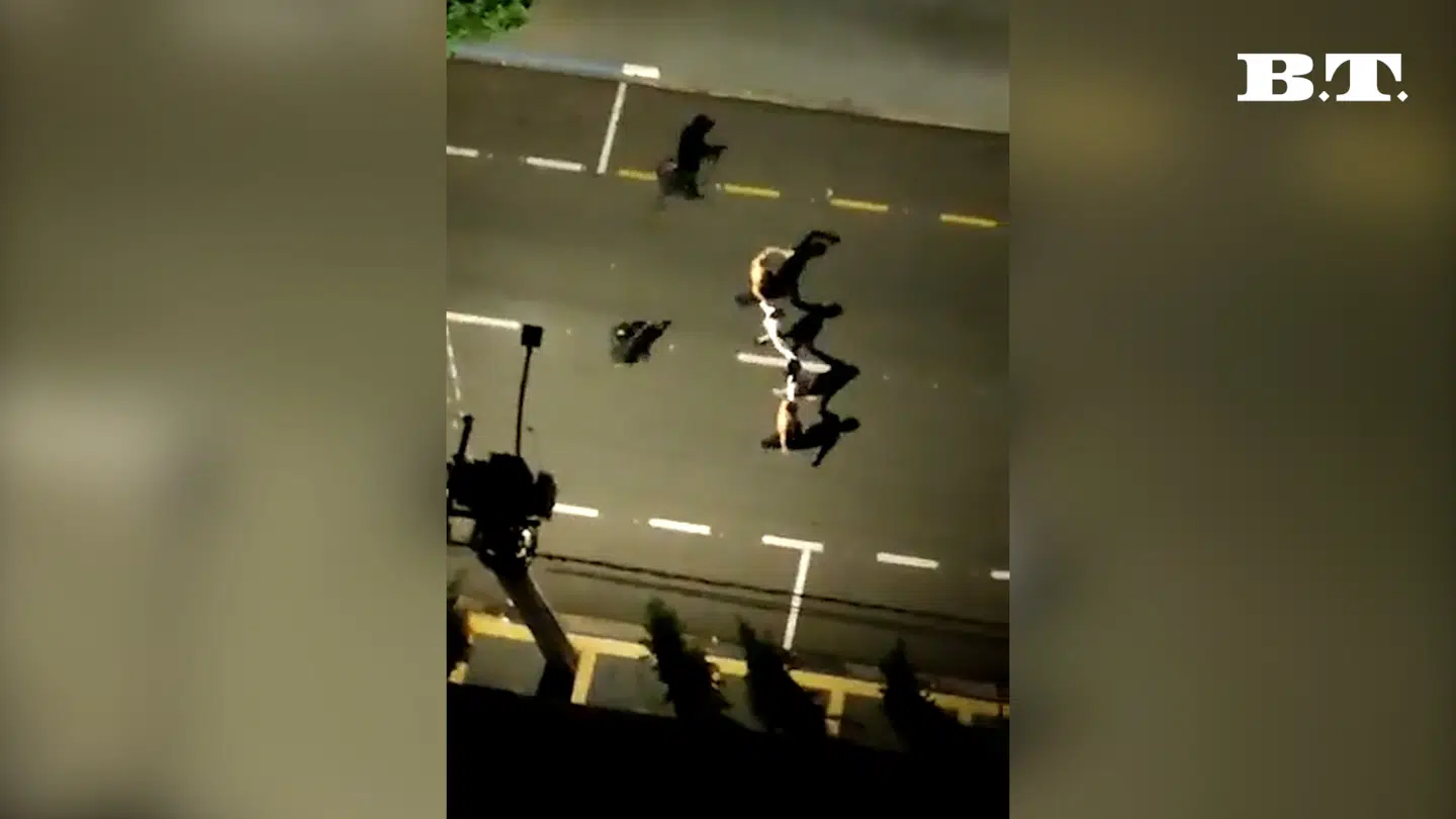 Gidsler føres væk af bankrøvere, der skyder op i luften.