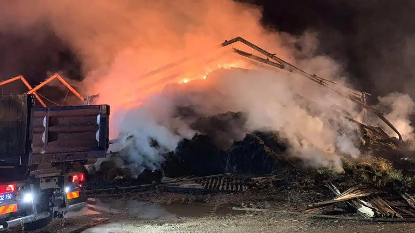 En voldsom brand brød mandag eftermiddag ud i en lade på en gård ved Slagelse. Tirsdag morgen arbejder brandfolk og beredskab stadig på stedet.