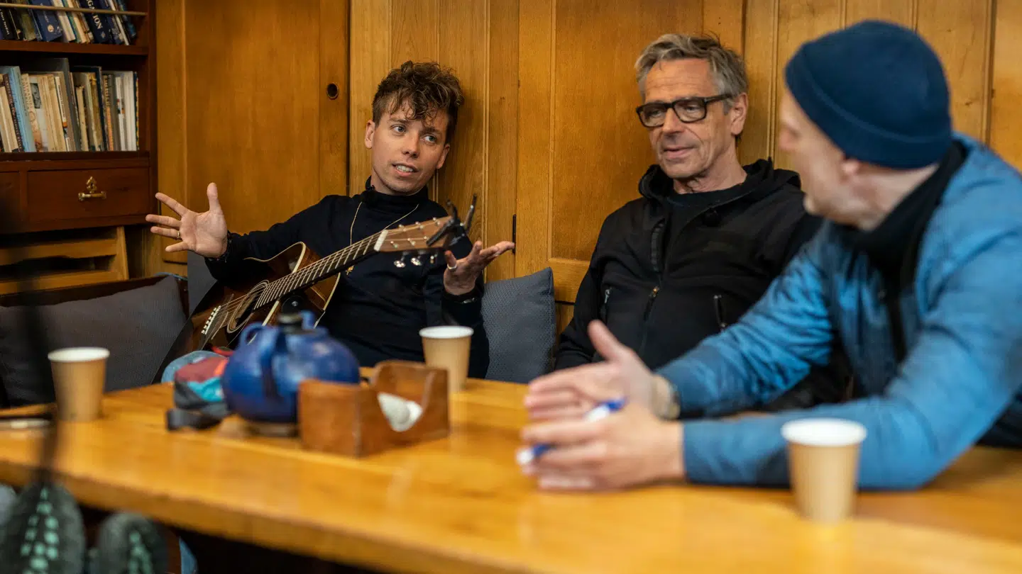 Mads Langer, Michael Falch og Troels Lyby under dæk på skonnerten Aron.