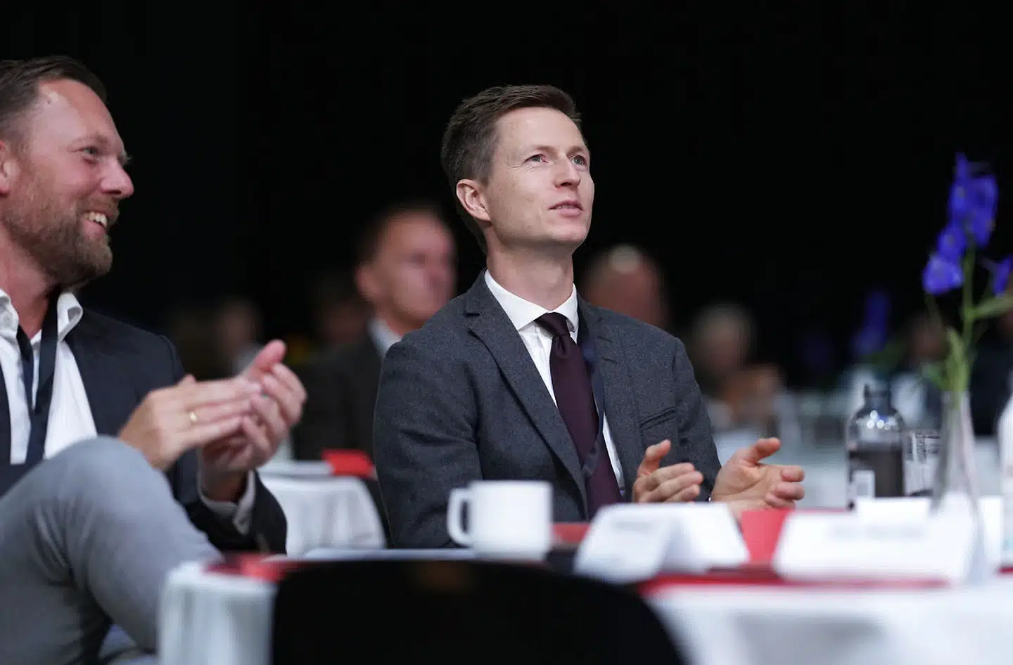 Inden han blev uddannelses- og forskningsminister sad Jesper Petersen (S) i AEs rådgivende råd, men er nu blevet erstattet af politisk ordfører Jeppe Bruus (S). AE er tænketank for den del af fagbevægelsen, der primært organiserer fag- og ufaglærte, er i en analyse kommet frem til, at der i 2030 vil mangle næsten 100.000 faglærte i Danmark.