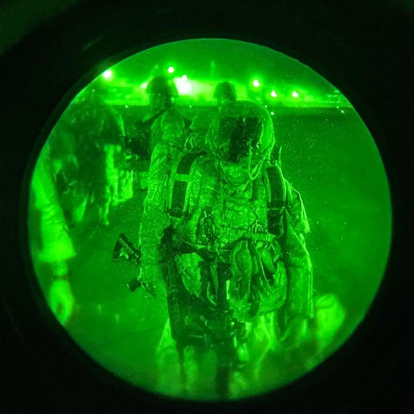 Billeder af de sidste amerikanske soldater, der stiger ombord på det sidste amerikanske fly ud af Kabul mandag aften.