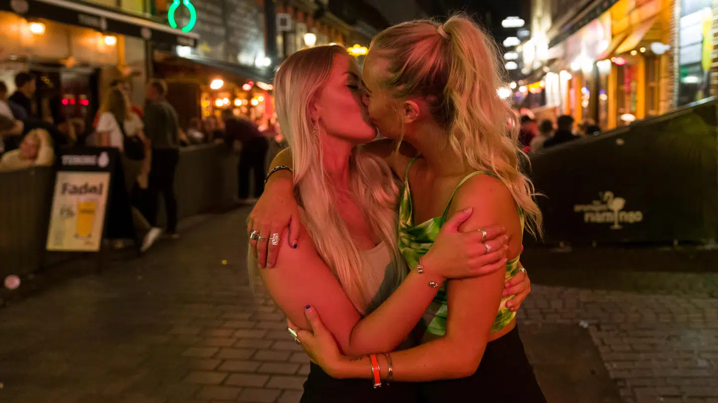 Genåbningen fejres med kys og kra. Foto: Jon Kristensen / Byrd