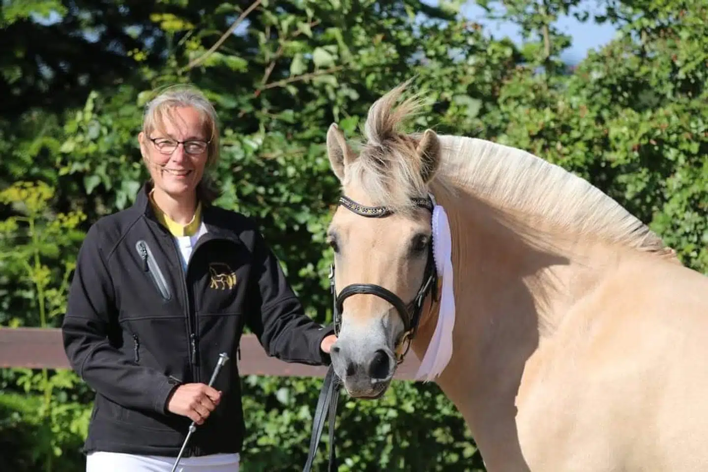 Stina Dyrholm med sin hoppe, Carli. Da hun blev orienteret om, at endnu en hest havde været udsat for overgreb, knækkede filmen.