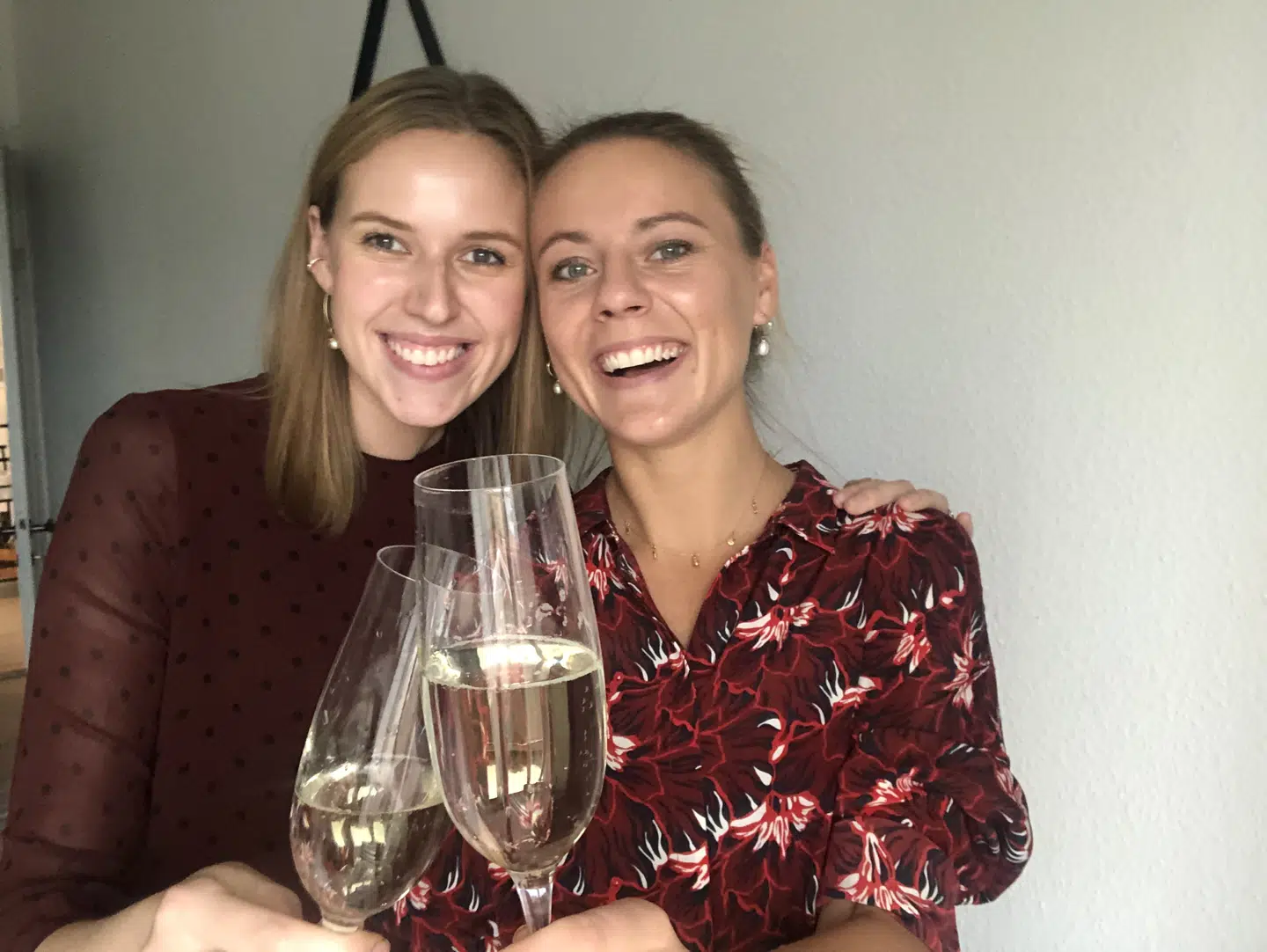 Der var champagne i glassene den dag, Simone Westergaard og Frederikke Dahl fik SDUs inspirationspris OG et mikrolegat fra Tuborgfondet. Foto: Simone Westergaard