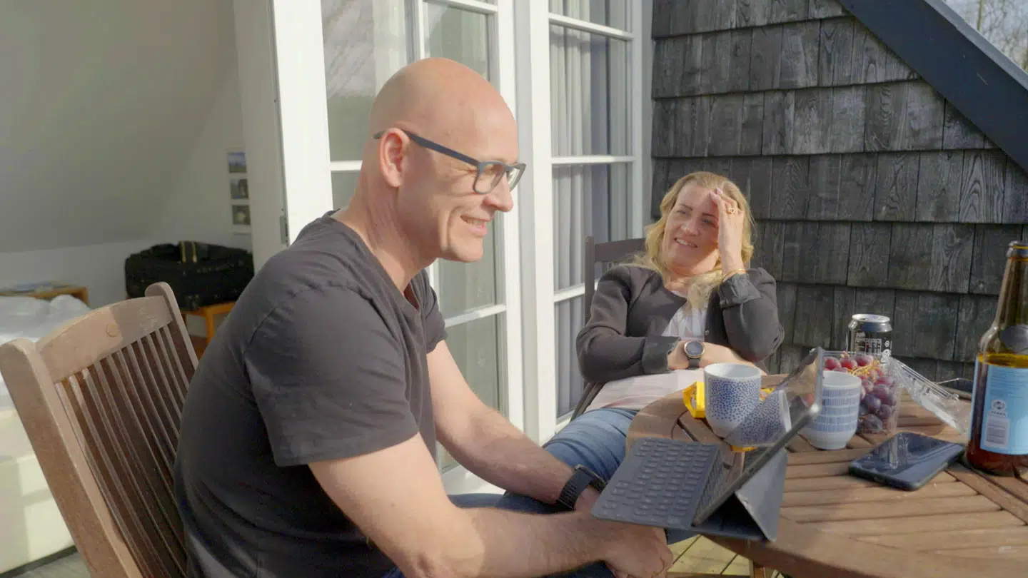 Morten Stokholm og Mette Kragh Nielsen gennemgår samtykkeerklæringen.