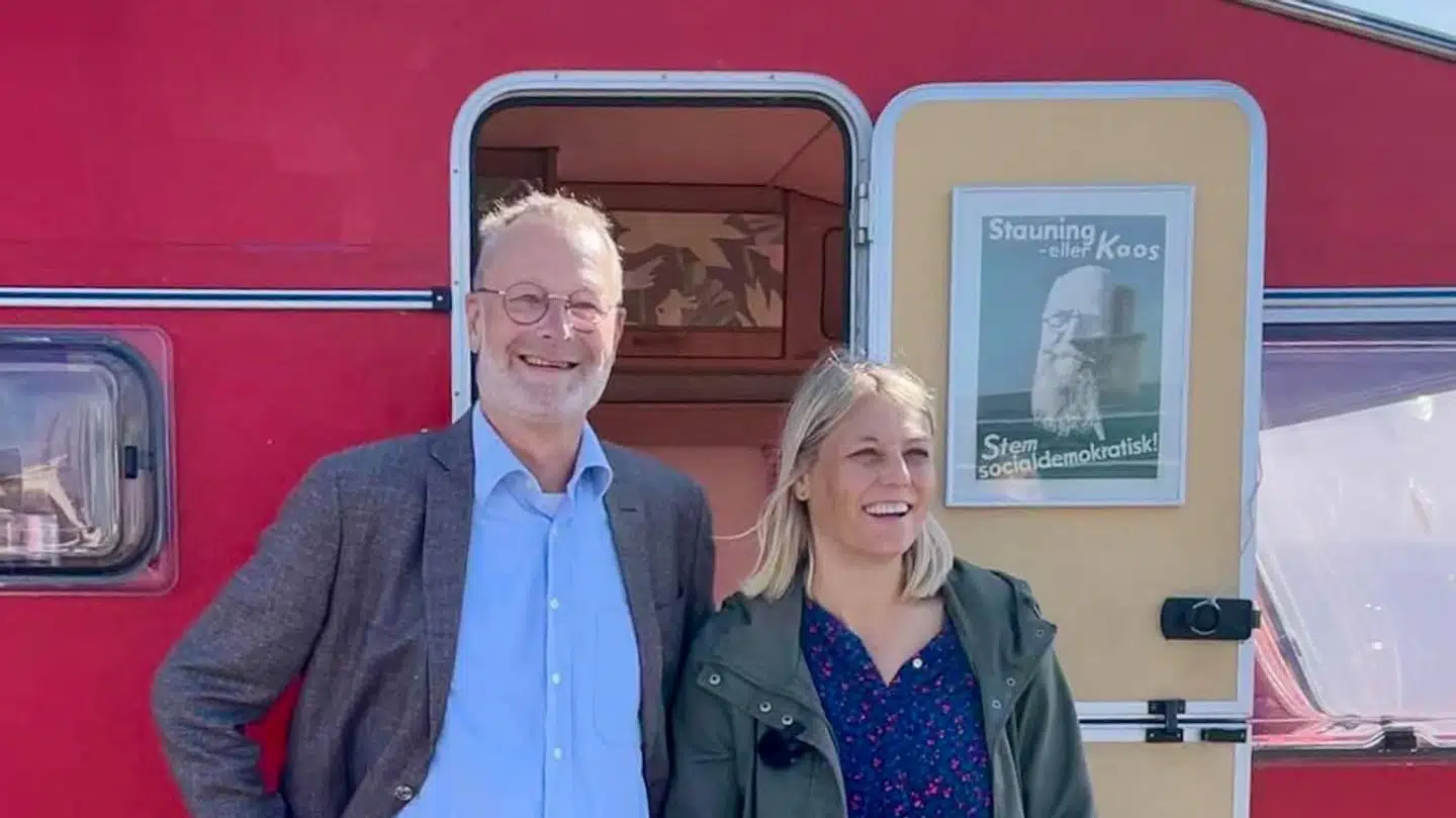 Forsvarsminister Trine Bramsen og Peter Hansted (S), som er partiets nye borgmesterkandidat på Ærø ved kommunalvalget til november. De står foran Socialdemokratiets campingvogn 'Røde Grethe' på Ærø. Billedet er taget søndag 15. august, hvor det stod klart, at situationen i Kabul var katastrofal. Bramsen blev fragtet til Ærø af Marinehjemmeværnets patruljeskib 'MVH 810 Luna'.