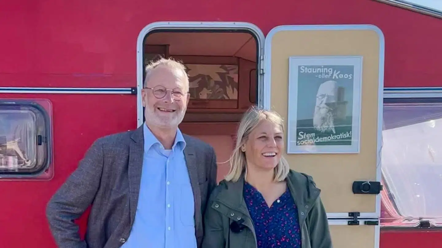 Forsvarsminister Trine Bramsen og Peter Hansted (S), som er partiets nye borgmesterkandidat på Ærø ved kommunalvalget til november. De står foran Socialdemokratiets campingvogn 'Røde Grethe' på Ærø. Billedet er taget søndag 15. august, hvor det stod klart, at situationen i Kabul var katastrofal. Bramsen blev fragtet til Ærø af Marinehjemmeværnets patruljeskib 'MVH 810 Luna'.