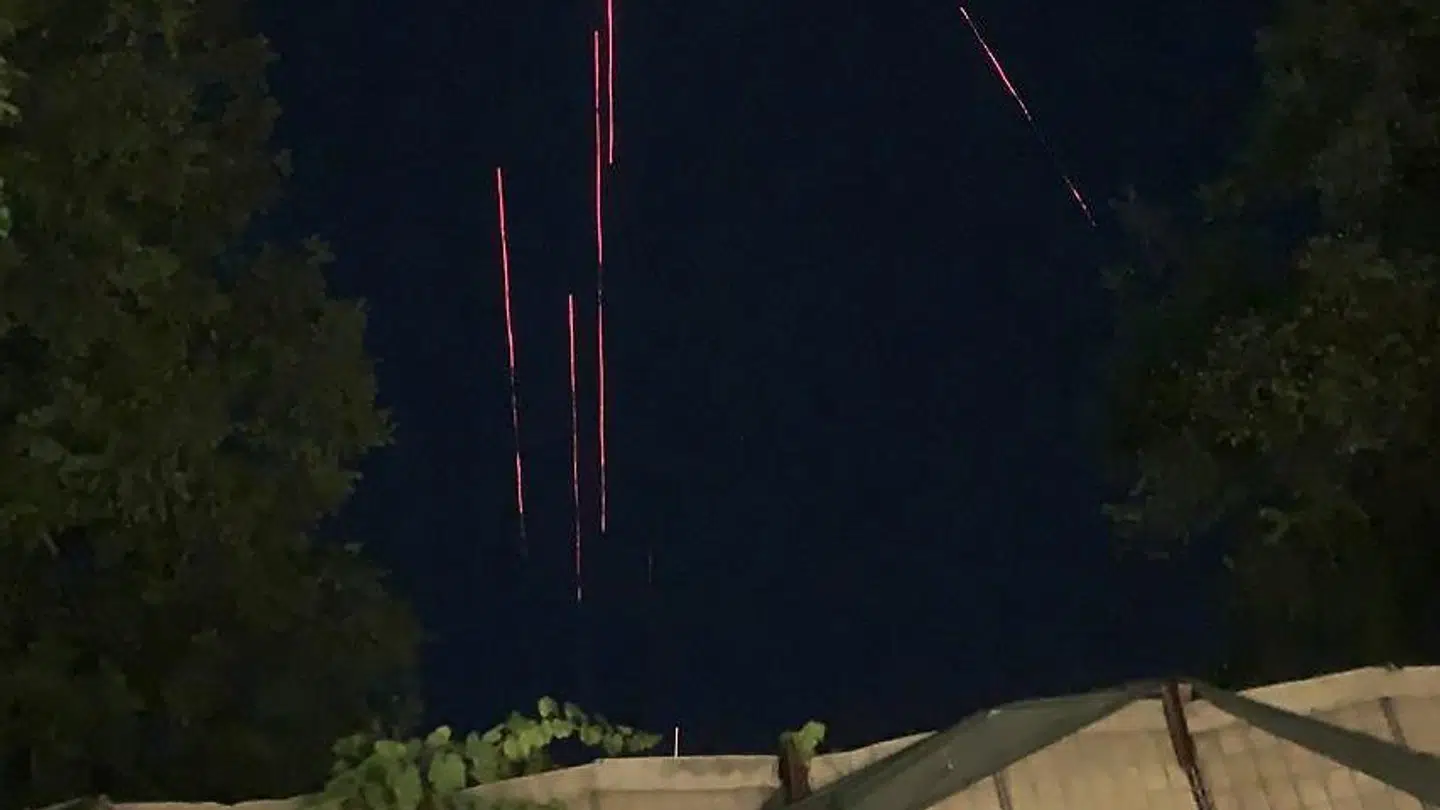 Meldinger om jubel i gaderne i Kabul efter Taliban hævder at have fuld kontrol over Afghanistan. På billedet her ses skudsalver i nattemørket.