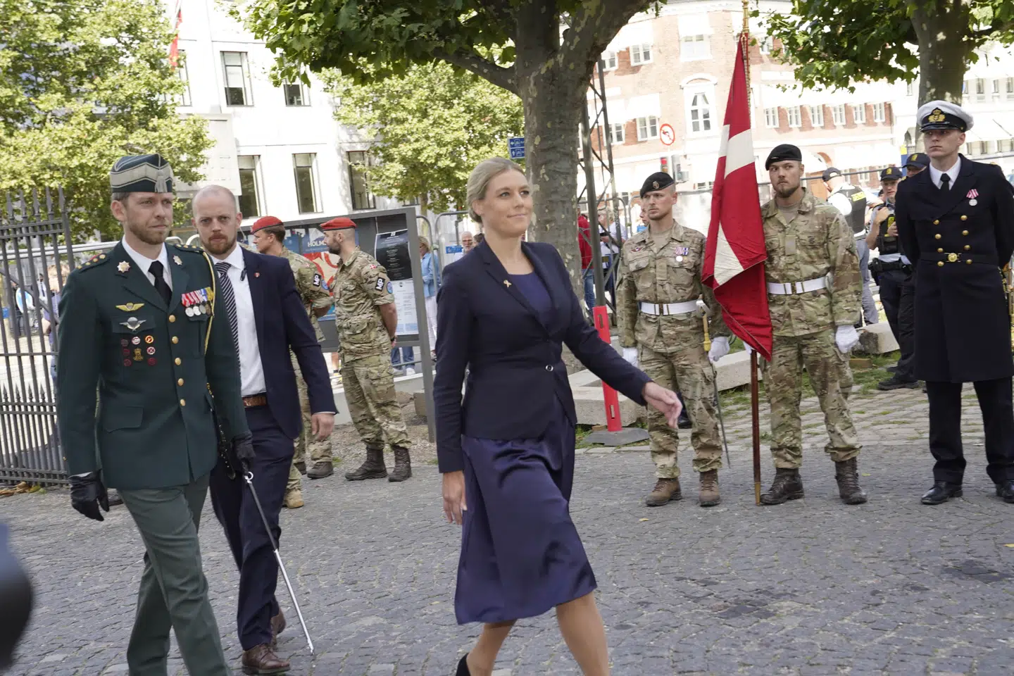 Forsvarsminister Trine Bramsen ville ikke svare på spørgmål fra B.T.s udsendte reporter, da vi sødang middag mødte hende til flagdag på Kastellet i København. Foto: Keld Navntoft