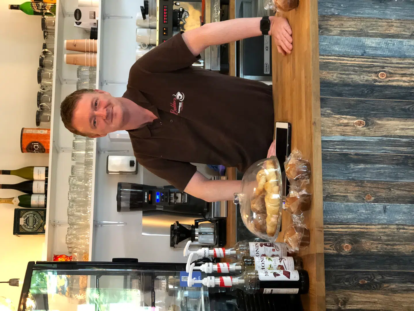 Niclas Bekker åbnede sin kaffebar i Tune ved Greve for tre år siden. Det har givet ham indsigt i, hvordan systemet ser ud fra den anden side af bordet.