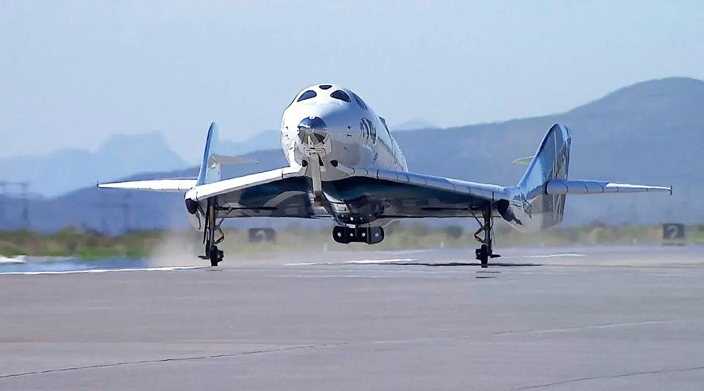 SpaceShipTwo ses her under landingen på banen i ørkenen i New Mexico.