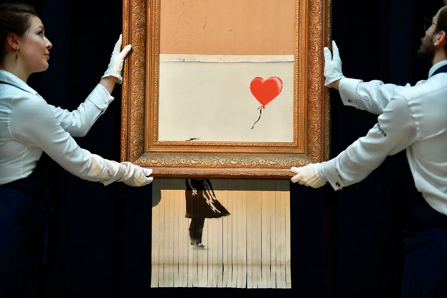 I 2018 blev dette værk af Banksy solgt for en million pund. Umiddelbart efter hammerslaget blev halvdelen af værket makuleret i en mekanisme skjult i rammen.