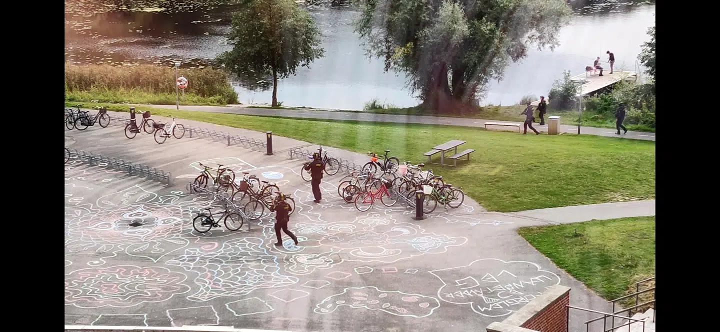 Politiet rykkede talstærkt ud til Frederiksborg Gymnasium efter en anmeldelse om en person med kniv i retning mod gymnasiet. Foto: Privat