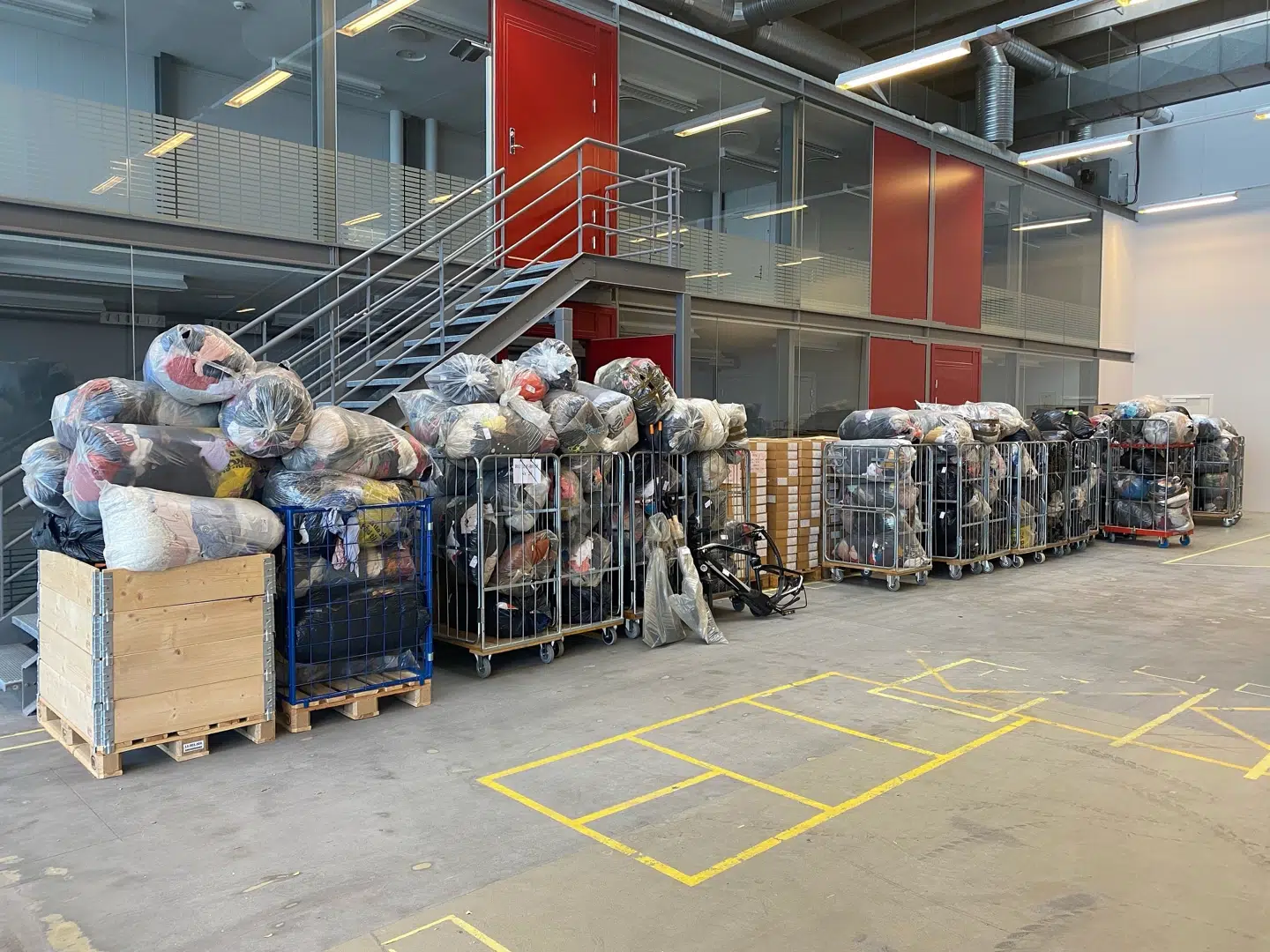 Ifølge anklageskriftet er der som minimum stjålet 10,01 ton tøj for omtrent 95.500 kroner.