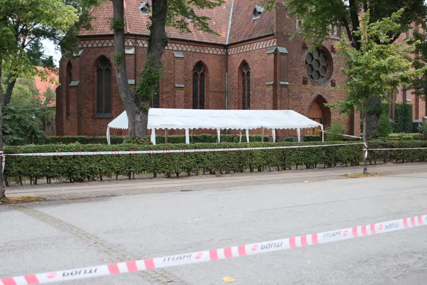 Onsdag morgen er Københavns Politi stadig til stede på gerningsstedet.