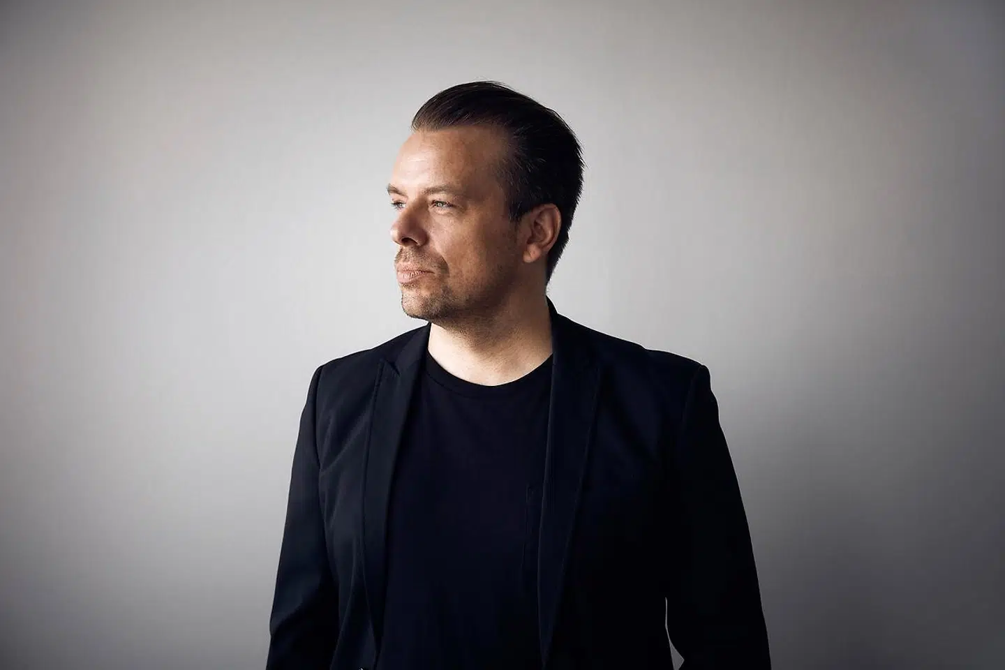 »Selvstændige vognmænd falder imellem to stole. De har svært ved at kunne dokumentere deres tab, fordi deres kundeforhold er med passagerer og ikke en tvangslukket virksomhed. Derfor får vognmænd desværre afslag, når de søger om hjælpepakke,« skriver Kenneth Herschel.