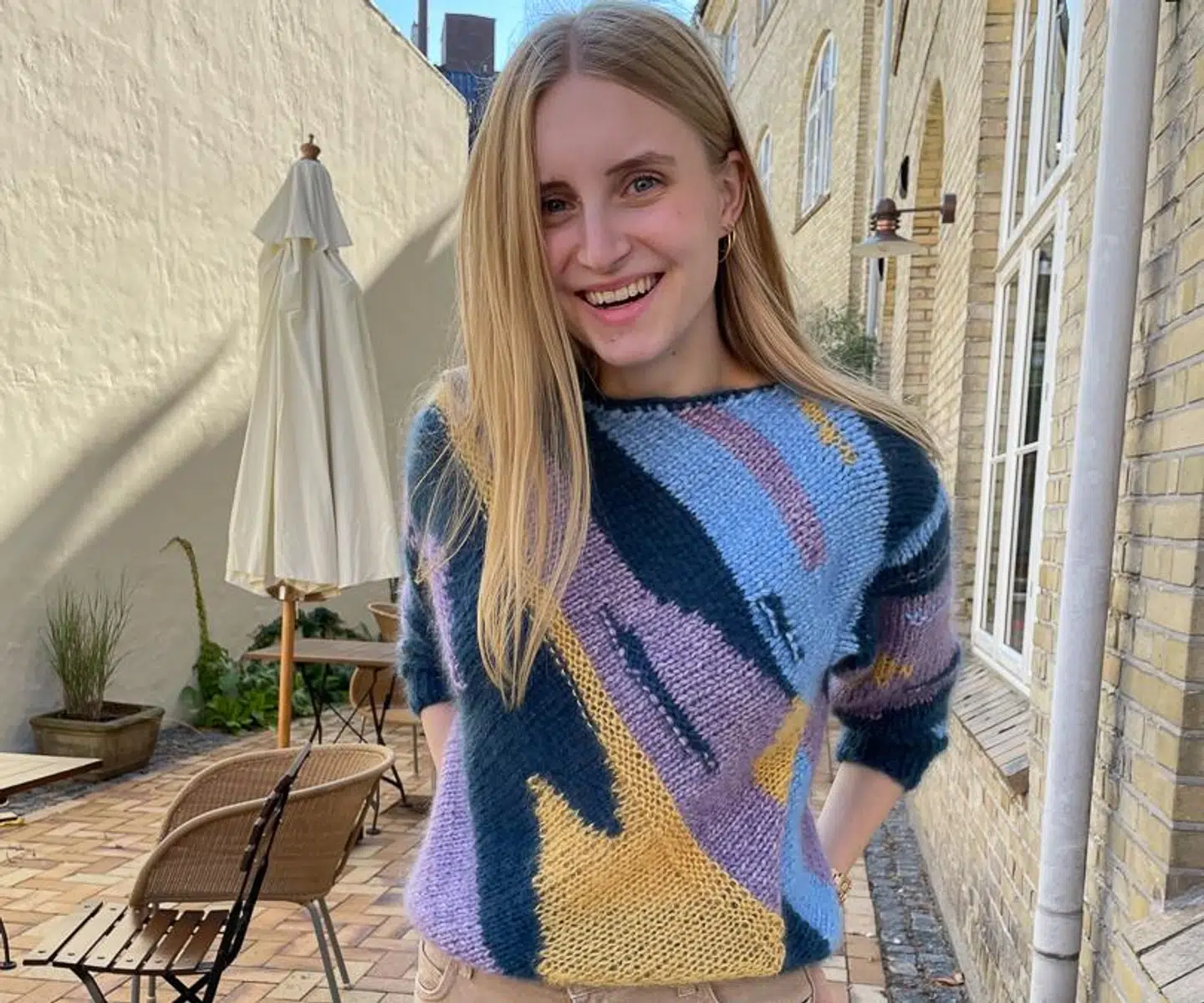 Når Alt for Damerne kommer på gaden i efterårsferien, vil man blandt andet kunne finde en opskrift på denne sweater, som altså er blevet udviklet og strikket i Tante Grøn i Odense. Privatfoto.