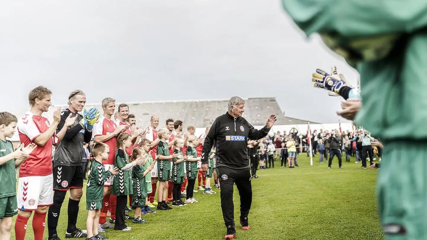 Træner Sepp Piontek hyldes under sit farvel til Oldboyslandsholdet (Foto: Michael Drost-Hansen/Ritzau Scanpix)