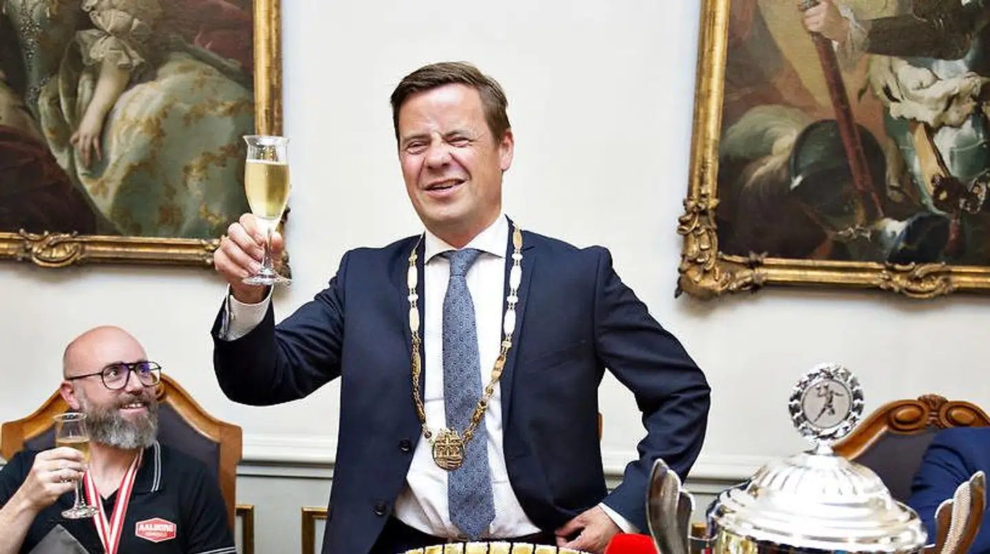 Thomas Kastrup-Larsen (S) og resten af Aalborg-slænget indtog moderate mængder af vin og øl under hele MIPIM-messen, og det kan borgmesteren ikke umiddelbart se et problem i. Her under fejring af guldvinderne fra Aalborg Håndbold i 2019.
