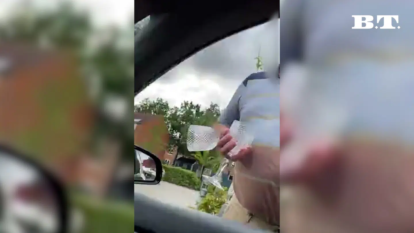 En mand med to glas i hånden slår ud efter Viktor Bodins ven. Videoen fra den episode og flere andre kan ses øverst i artiklen.