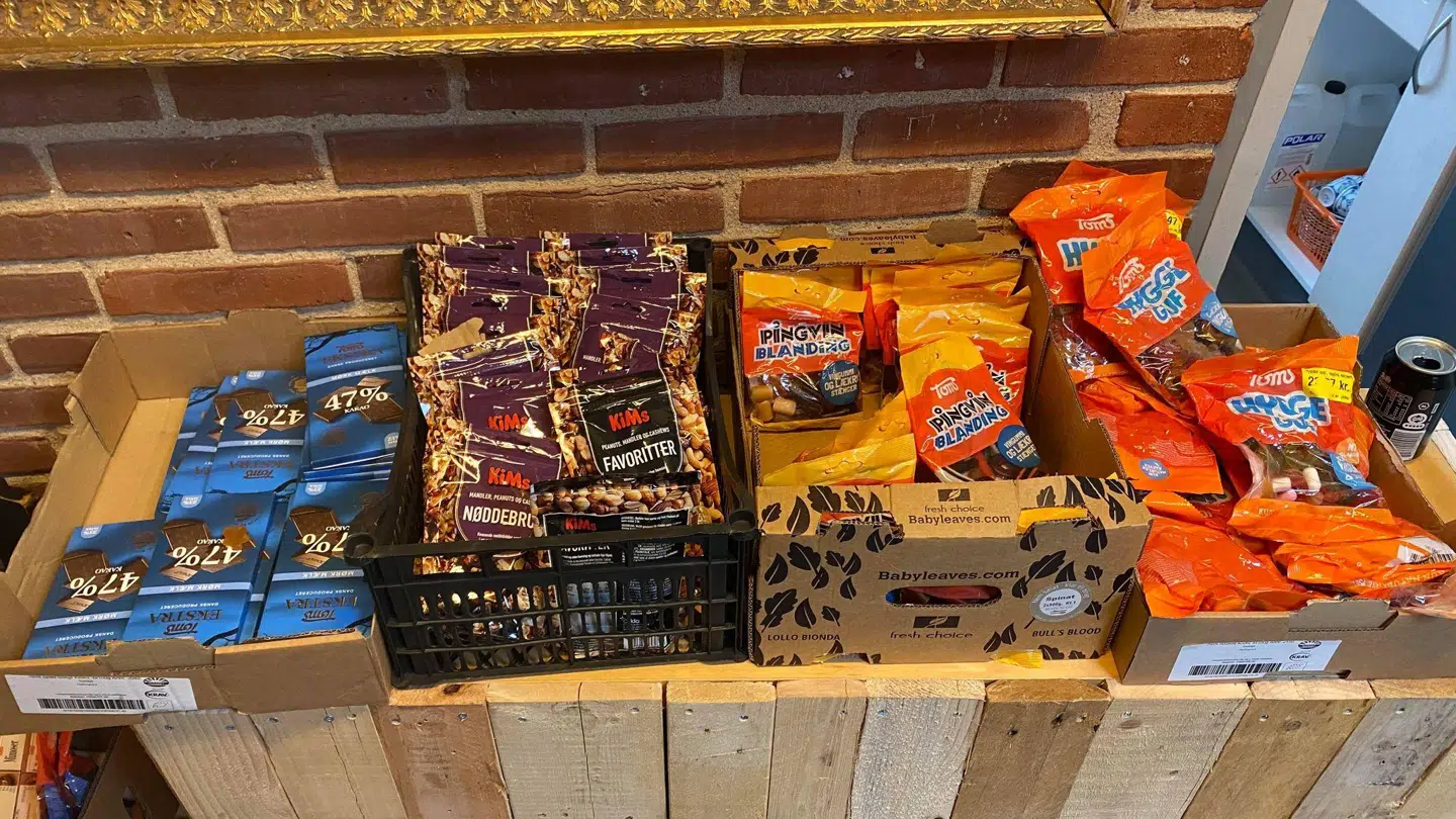De frivillige i madkammeret henter forskellige madvarer fra supermarkederne, som ellers ville være blevet smidt ud.