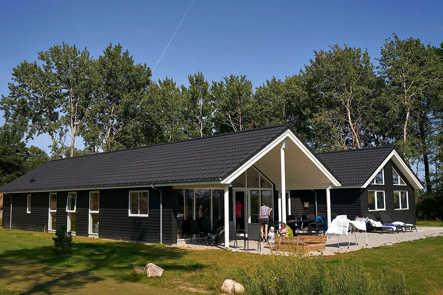 Her ses et af Skanlux' nye sommerhuse i Marielyst. Rundt om ligger yderligere ni af de store sommerhuse på 182-242 kvadratmeter, som både indeholder indendørs swimmingpool, spabad, sauna, billardbord, bordfodbold med mere.