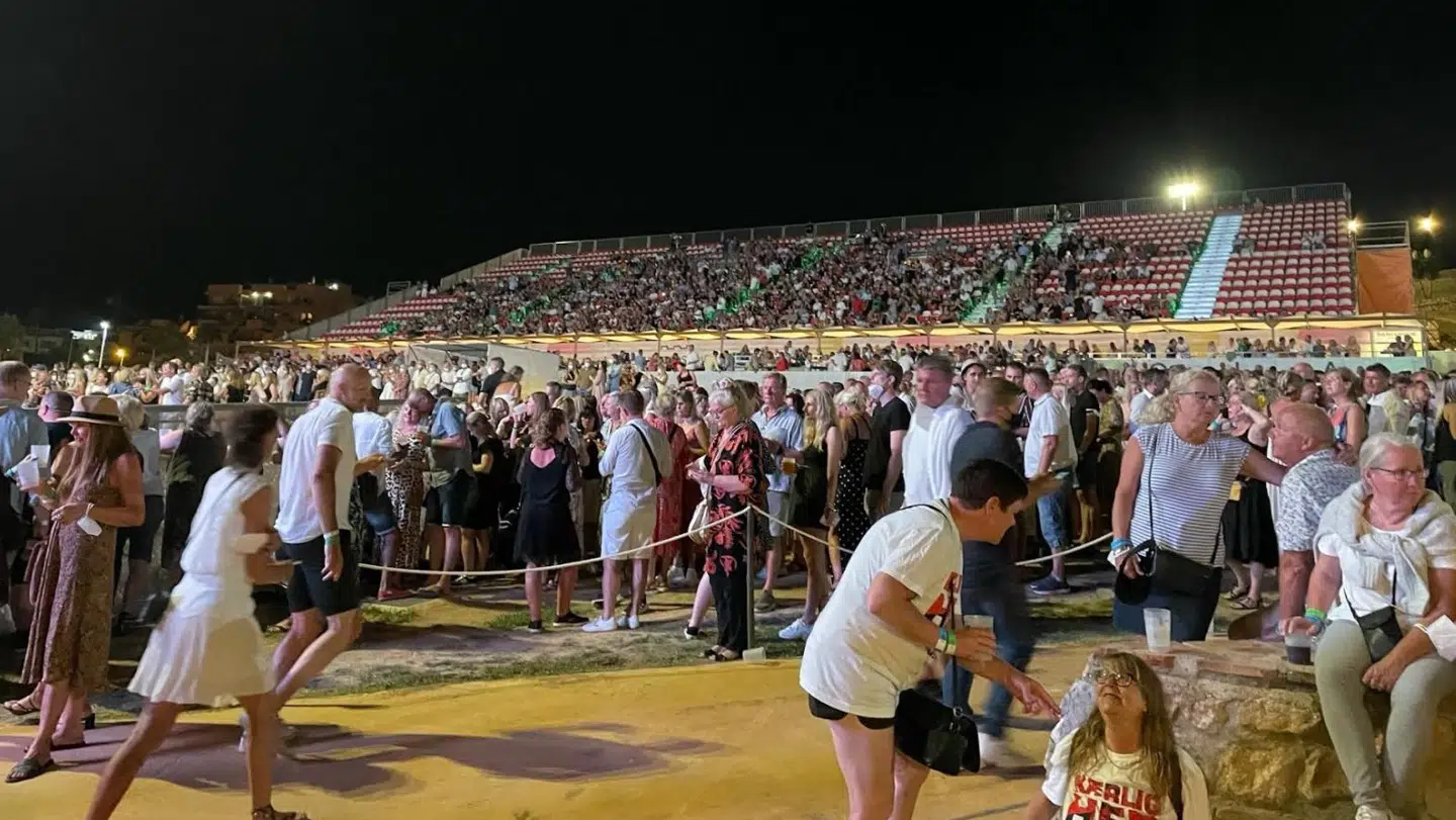 Der var fuldt hus til koncerten, og flere fans var mødt op i Thomas Helmig Merchandise.